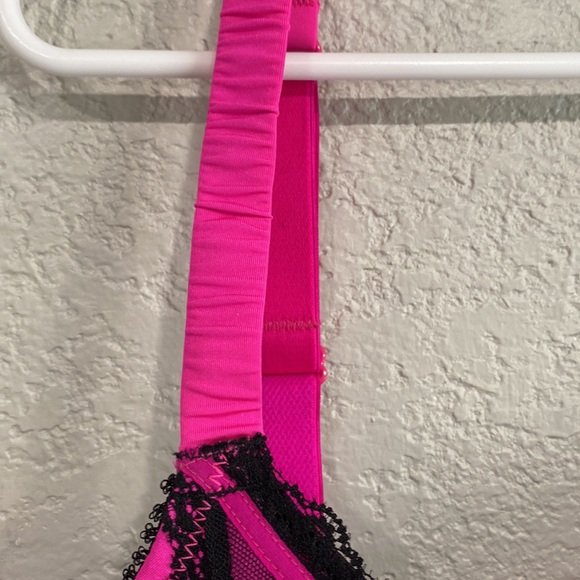 Hunkemoller Bra, size 34DD, pink and black, lace accents, adj stretchy straps, - Picture 2 of 9
